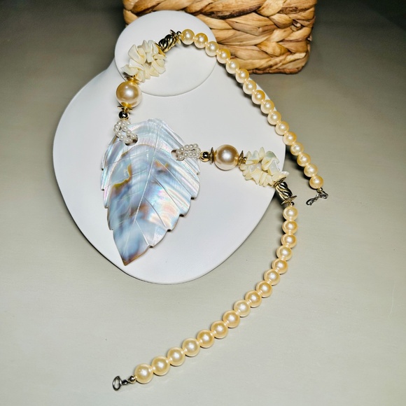 Vintage Beautiful Mother of Pearl Carved Leaf pendant necklace - Picture 3 of 16